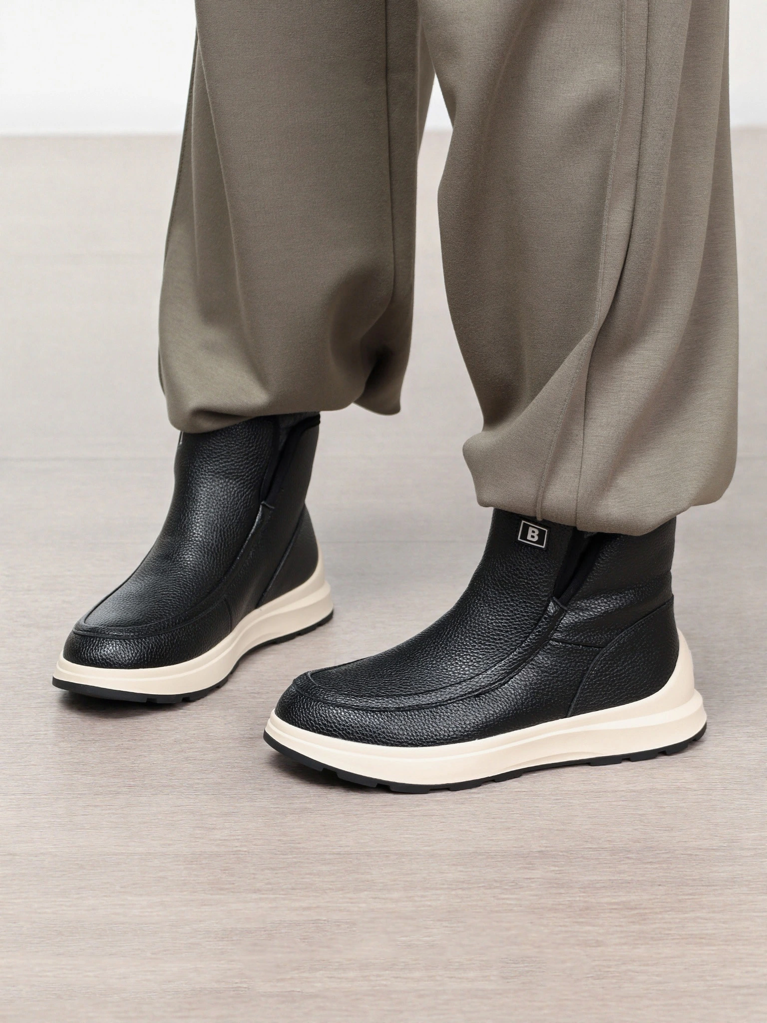 Ботинки черного цвета на контрастной низкой подошве